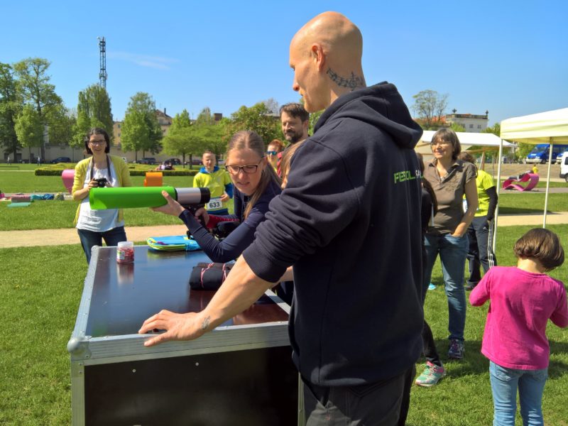 mutter und tochter mit t-shirt kanonen berlin im lustgarten potsdam beim muko freundschaftslauf 2017